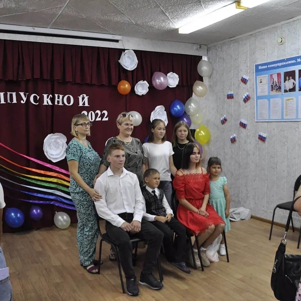 Торжественно проводили выпускников и встретили первоклашек