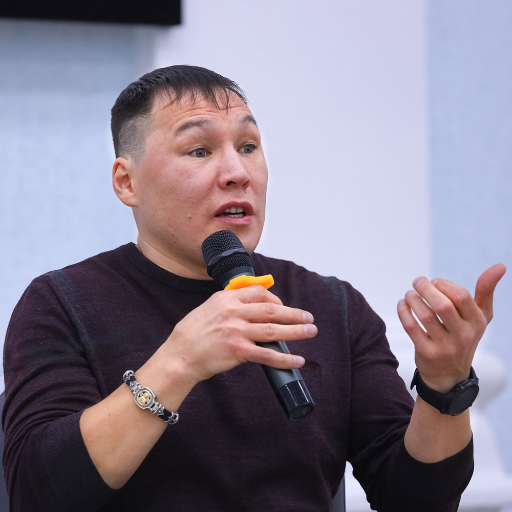 Экс-чемпион мира по боксу Руслан Проводников встретился со студентами Кургана